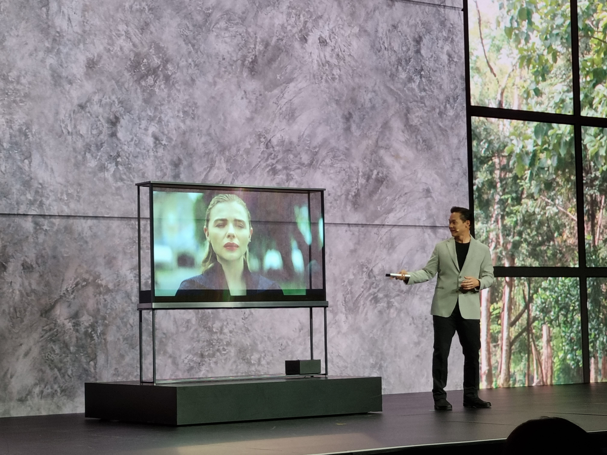 ▲LG전자 관계자가 8일(현지시간) 미국 라스베이거스 만달레이베이 호텔에서 열린 'LG 월드 프리미어' 행사에서 세계 최초 무선 투명 OLED TV 'LG 시그니처 올레드 T'를 소개하고 있다. (박민웅 기자 pmw7001@)