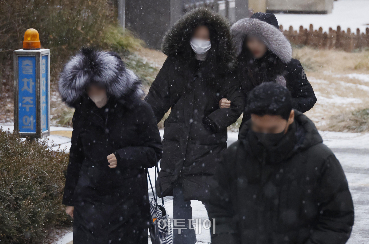 ▲전국 대부분 지역에 눈이 내린 9일 오전 서울 영등포구 여의도역 일대에서 직장인들이 눈을 피해 출근길 발걸음을 재촉하고 있다. 조현호 기자 hyunho@
