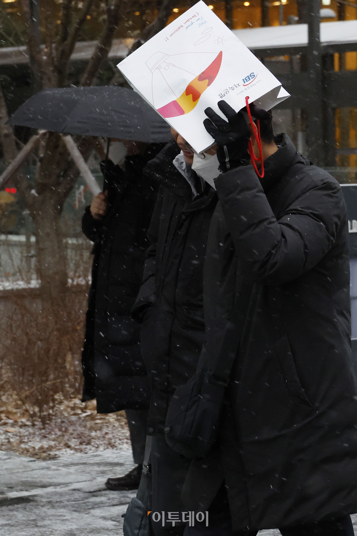 ▲전국 대부분 지역에 눈이 내린 9일 오전 서울 영등포구 여의도역 일대에서 직장인들이 눈을 피해 출근길 발걸음을 재촉하고 있다. 조현호 기자 hyunho@