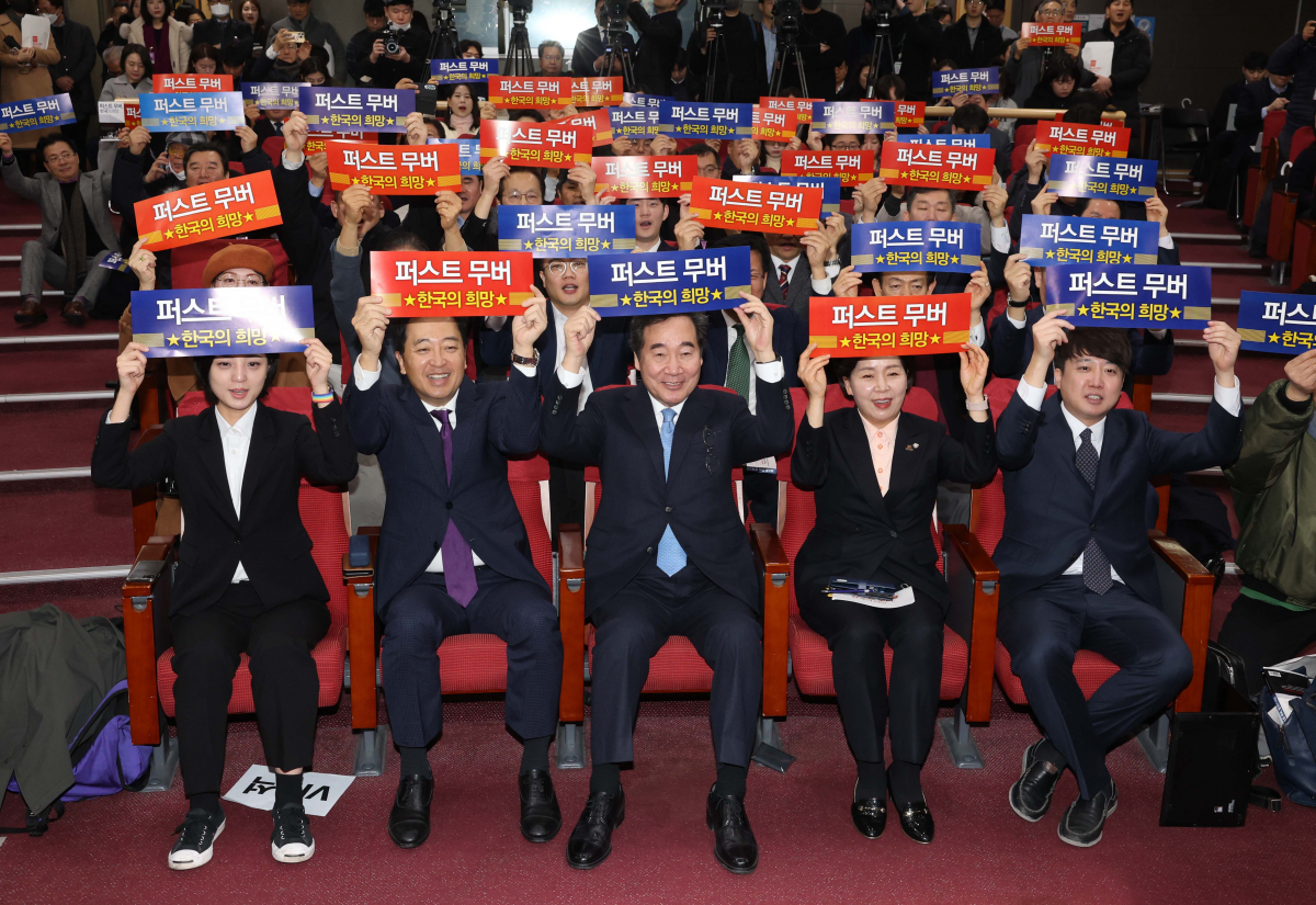 ▲이준석 전 국민의힘 대표(오른쪽부터)와 양향자 한국의희망 대표, 이낙연 전 더불어민주당 대표, 금태섭 새로운선택 공동대표, 류호정 정의당 의원이 9일 서울 여의도 국회 의원회관에서 열린 양 대표의 출판기념회에서 기념촬영을 하고 있다. 신태현 기자 holjjak@