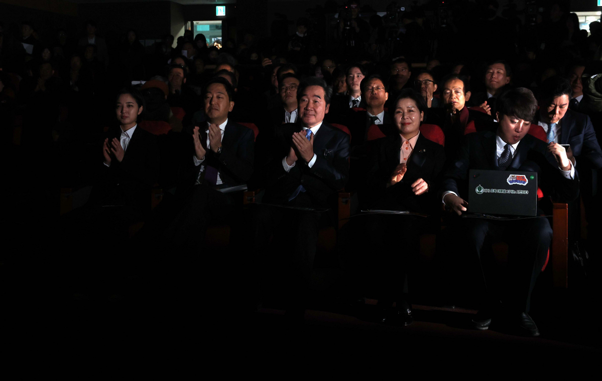 ▲이준석 전 국민의힘 대표(오른쪽부터)와 양향자 한국의희망 대표, 이낙연 전 더불어민주당 대표, 금태섭 새로운선택 공동대표, 류호정 정의당 의원이 9일 서울 여의도 국회 의원회관에서 열린 양 대표의 출판기념회에서 박수치고 있다. 신태현 기자 holjjak@