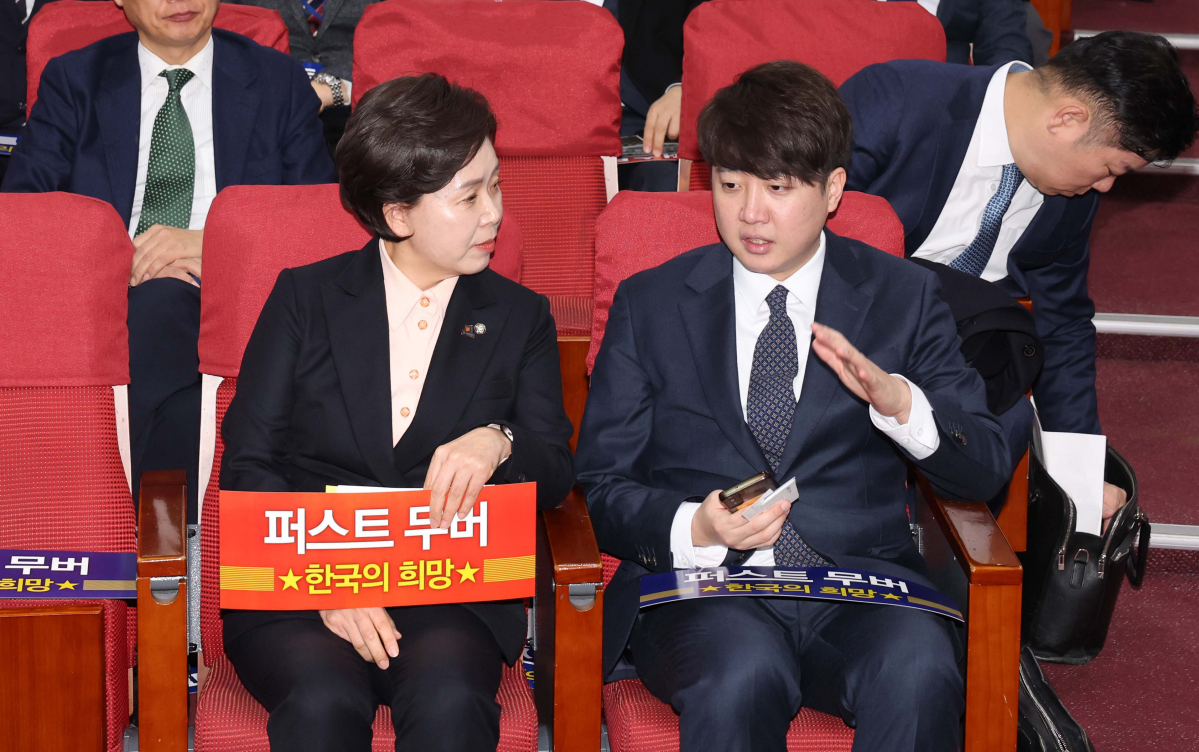 ▲이준석(오른쪽) 전 국민의힘 대표와 양향자 한국의희망 대표가 9일 서울 여의도 국회 의원회관에서 열린 양 대표의 출판기념회에 앞서 대화하고 있다. 신태현 기자 holjjak@