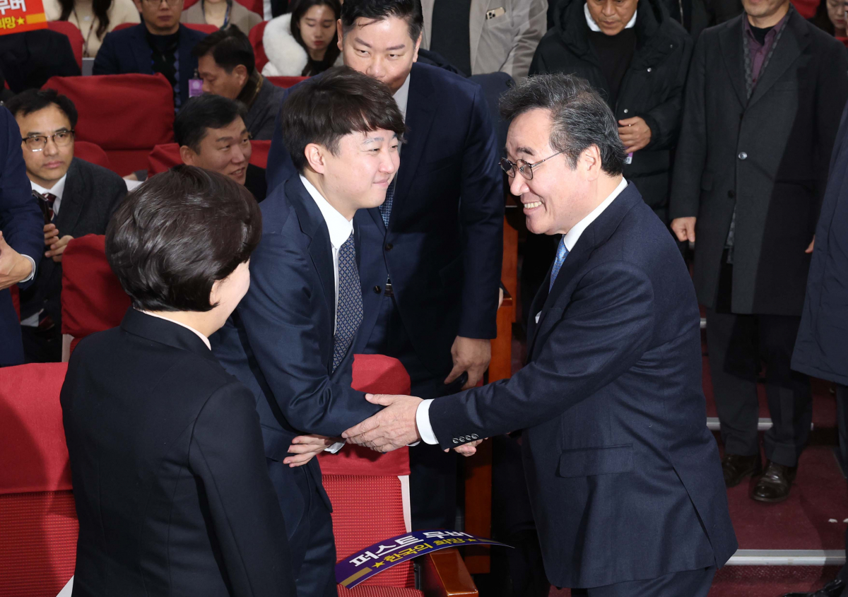 ▲이낙연(오른쪽) 전 더불어민주당 대표와 이준석 전 국민의힘 대표가 9일 서울 여의도 국회 의원회관에서 열린 양향자 한국의희망 대표의 출판기념회에 앞서 인사하고 있다. 신태현 기자 holjjak@