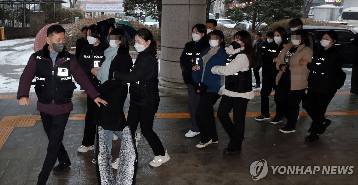 ▲용산 대통령실 진입을 시도하다 붙잡힌 한국대학생진보연합(대진연) 회원들이 9일 오전 마포구 서울서부지방법원에서 열린 구속 전 피의자 심문(영장실질심사)에 출석하기 위해 법정으로 향하고 있다. (연합뉴스)