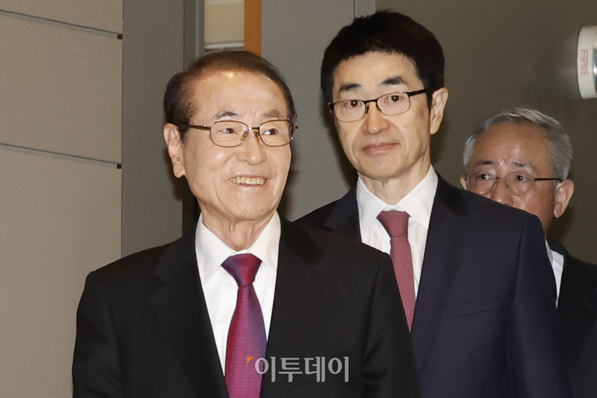 ▲윤세영(왼쪽) 태영그룹 창업 회장, 윤석민 태영그룹 회장이 9일 오전 9일 오전 서울 영등포구 태영건설 여의도사옥에서 태영건설 워크아웃 관련 입장문 발표를 위해 기자회견장에 입장하고 있다. 조현호 기자 hyunho@