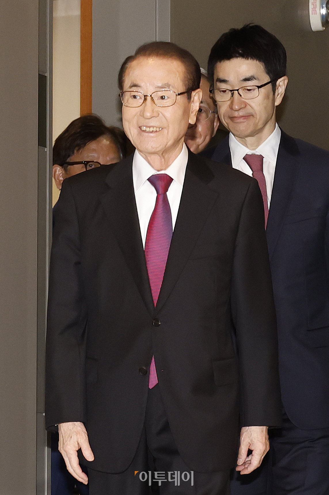 ▲윤세영(왼쪽) 태영그룹 창업 회장, 윤석민 태영그룹 회장이 9일 오전 9일 오전 서울 영등포구 태영건설 여의도사옥에서 태영건설 워크아웃 관련 입장문 발표를 위해 기자회견장에 입장하고 있다. 조현호 기자 hyunho@