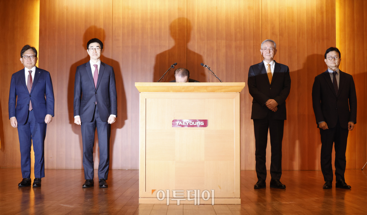 ▲윤세영(가운데) 태영그룹 창업 회장이 9일 오전 9일 오전 서울 영등포구 태영건설 여의도사옥에서 태영건설 워크아웃 관련 입장문 발표에 앞서 고개 숙여 인사를 하고 있다. 조현호 기자 hyunho@