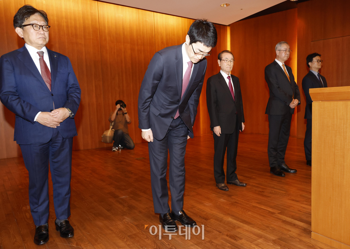 ▲윤석민 태영그룹 회장이 9일 오전 9일 오전 서울 영등포구 태영건설 여의도사옥에서 태영건설 워크아웃 관련 입장문 발표를 마친 후 고개 숙여 인사를 하고 있다. 조현호 기자 hyunho@