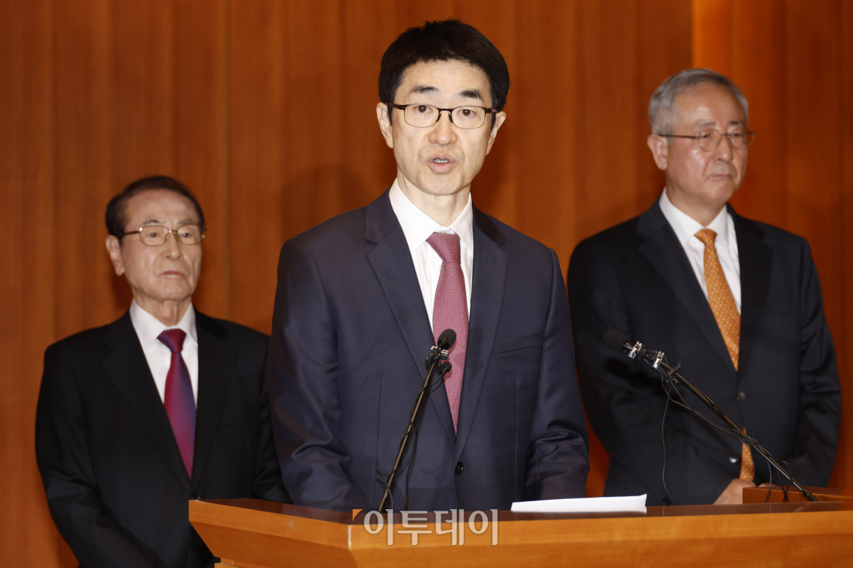 ▲윤석민 태영그룹 회장이 9일 오전 9일 오전 서울 영등포구 태영건설 여의도사옥에서 태영건설 워크아웃 관련 입장문 발표를 하고 있다. 왼쪽은 윤세영 태영그룹 창업 회장. 조현호 기자 hyunho@