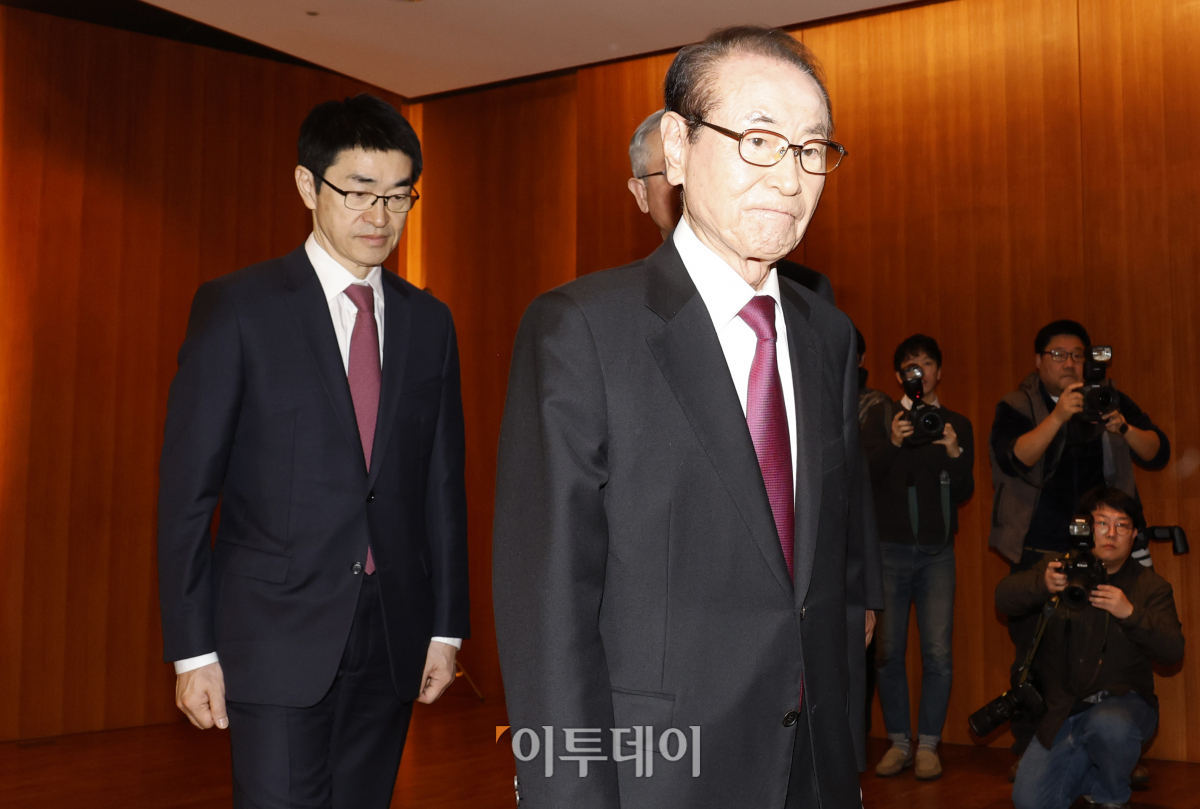 ▲윤세영(오른쪽) 태영그룹 창업 회장, 윤석민 태영그룹 회장이 9일 오전 9일 오전 서울 영등포구 태영건설 여의도사옥에서 태영건설 워크아웃 관련 입장문 발표를 마친 후 기자회견장을 나서고 있다. 조현호 기자 hyunho@