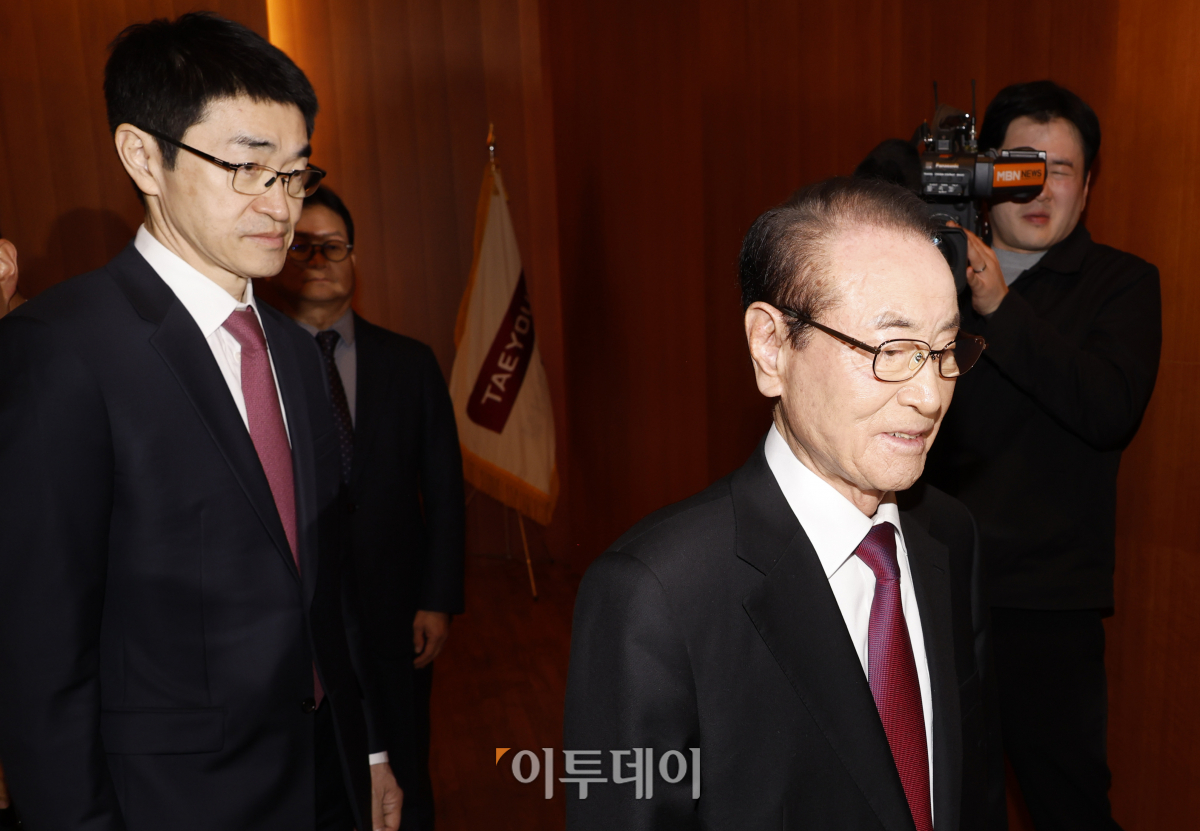 ▲윤세영(오른쪽) 태영그룹 창업 회장, 윤석민 태영그룹 회장이 9일 오전 9일 오전 서울 영등포구 태영건설 여의도사옥에서 태영건설 워크아웃 관련 입장문 발표를 마친 후 기자회견장을 나서고 있다. 조현호 기자 hyunho@