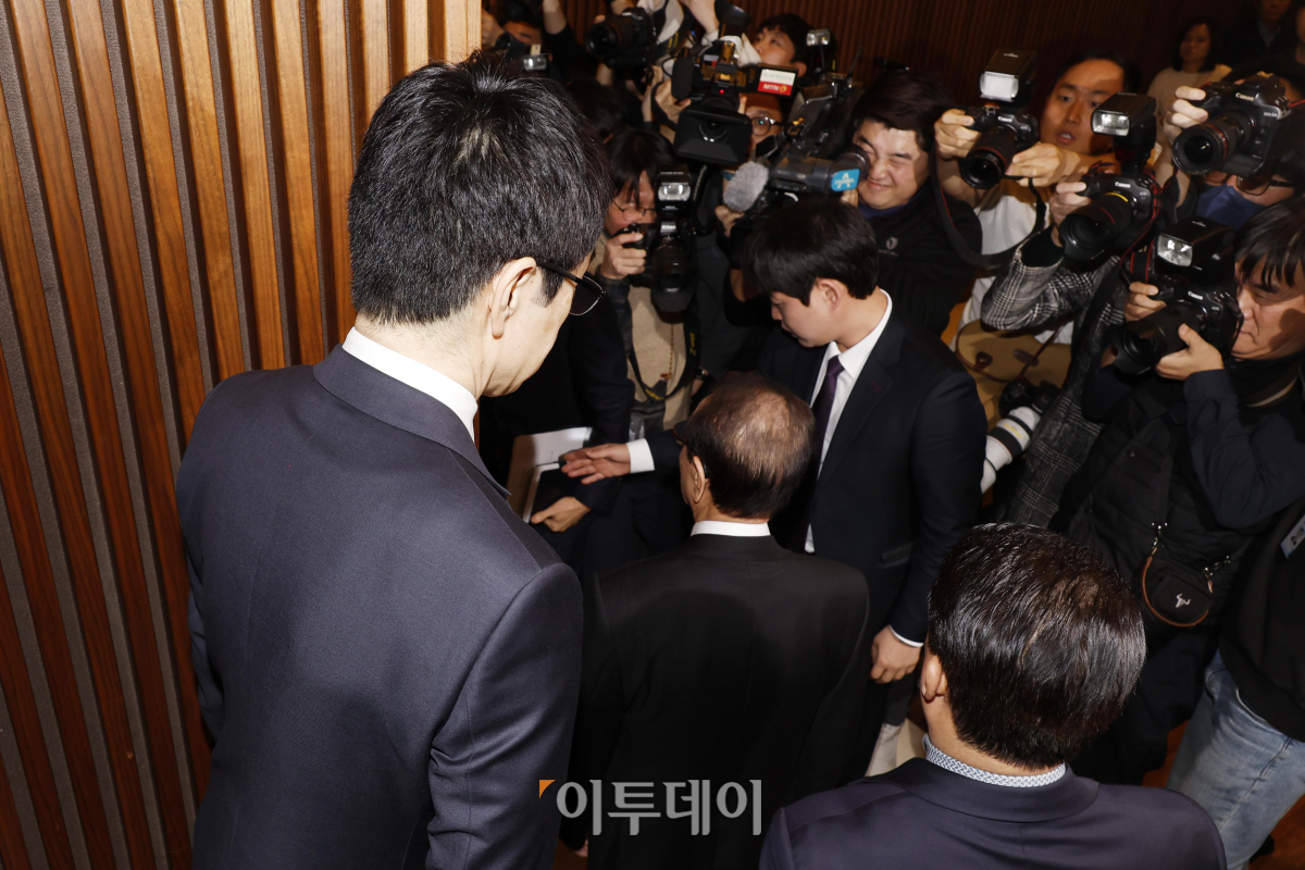 ▲윤세영 태영그룹 창업 회장, 윤석민 태영그룹 회장이 9일 오전 9일 오전 서울 영등포구 태영건설 여의도사옥에서 태영건설 워크아웃 관련 입장문 발표를 마친 후 기자회견장을 나서고 있다. 조현호 기자 hyunho@