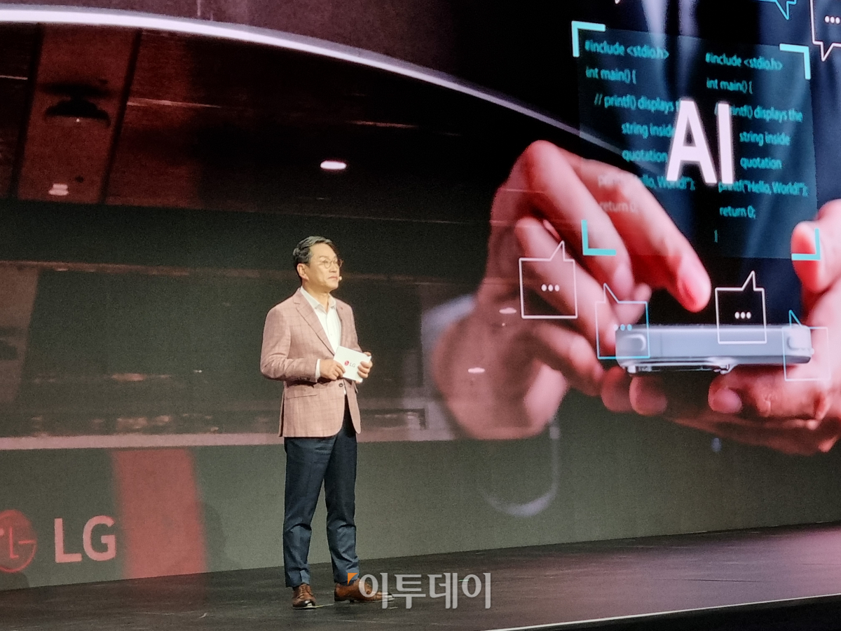 ▲조주완 LG전자 사장이 미국 라스베이거스 만달레이베이 호텔에서 열린 LG 월드 프리미어 프레스 콘퍼런스에서 ‘고객의 미래를 재정의하다’란 주제로 강연하고 있다. (박민웅 기자 pmw7001@)