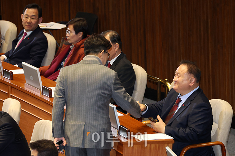 ▲더불어민주당을 탈당해 국민의힘에 입당한 이상민(오른쪽) 의원이 9일 서울 여의도 국회에서 열린 본회의에서 권성동 의원과 악수하고 있다. 고이란 기자 photoeran@