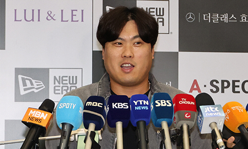 ▲미국프로야구 메이저리그(MLB)에서 2023시즌을 마친 류현진이 2023년 10월 18일 인천국제공항을 통해 귀국한 뒤 취재진 질문에 답하고 있다. (연합뉴스)
