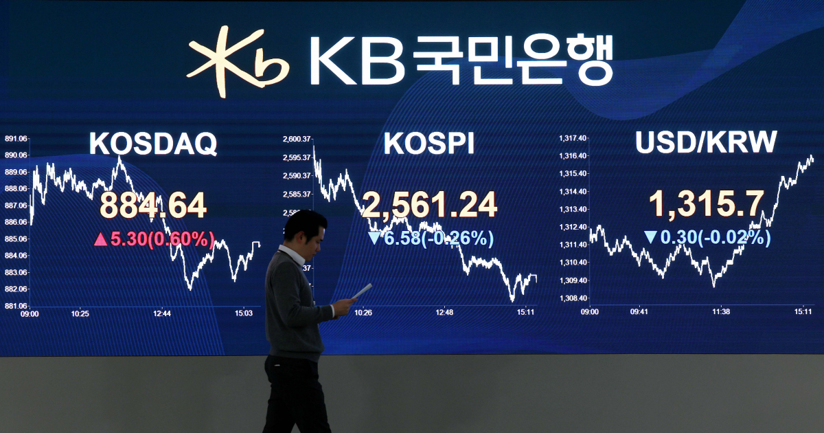 ▲코스피가 5거래일 연속 하락 마감한 9일 서울 여의도 KB국민은행 딜링룸 전광판에 코스피지수가 표시되고 있다. 이날 코스피는 전 거래일 대비 6.58p(0.26%) 내린 2561.24, 코스닥 지수는 5.30p(0.60%) 내린 884.64, 원·달러 환율은 0.3원 내린 1315.7원으로 장을 마감했다. 신태현 기자 holjjak@