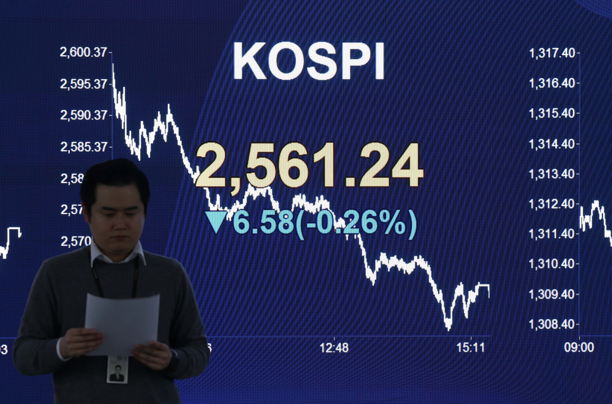 ▲코스피가 5거래일 연속 하락 마감한 9일 서울 여의도 KB국민은행 딜링룸 전광판에 코스피지수가 표시되고 있다. 이날 코스피는 전 거래일 대비 6.58p(0.26%) 내린 2561.24, 코스닥 지수는 5.30p(0.60%) 내린 884.64, 원·달러 환율은 0.3원 내린 1315.7원으로 장을 마감했다. 신태현 기자 holjjak@