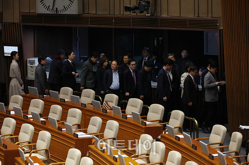 ▲국민의힘 의원들이 9일 서울 여의도 국회에서 열린 본회의에서 10·29이태원참사 피해자 권리보장과 진상규명 및 재발방지를 위한 특별법안에 대한 수정안 표결을 앞두고 퇴장하고 있다. 고이란 기자 photoeran@
