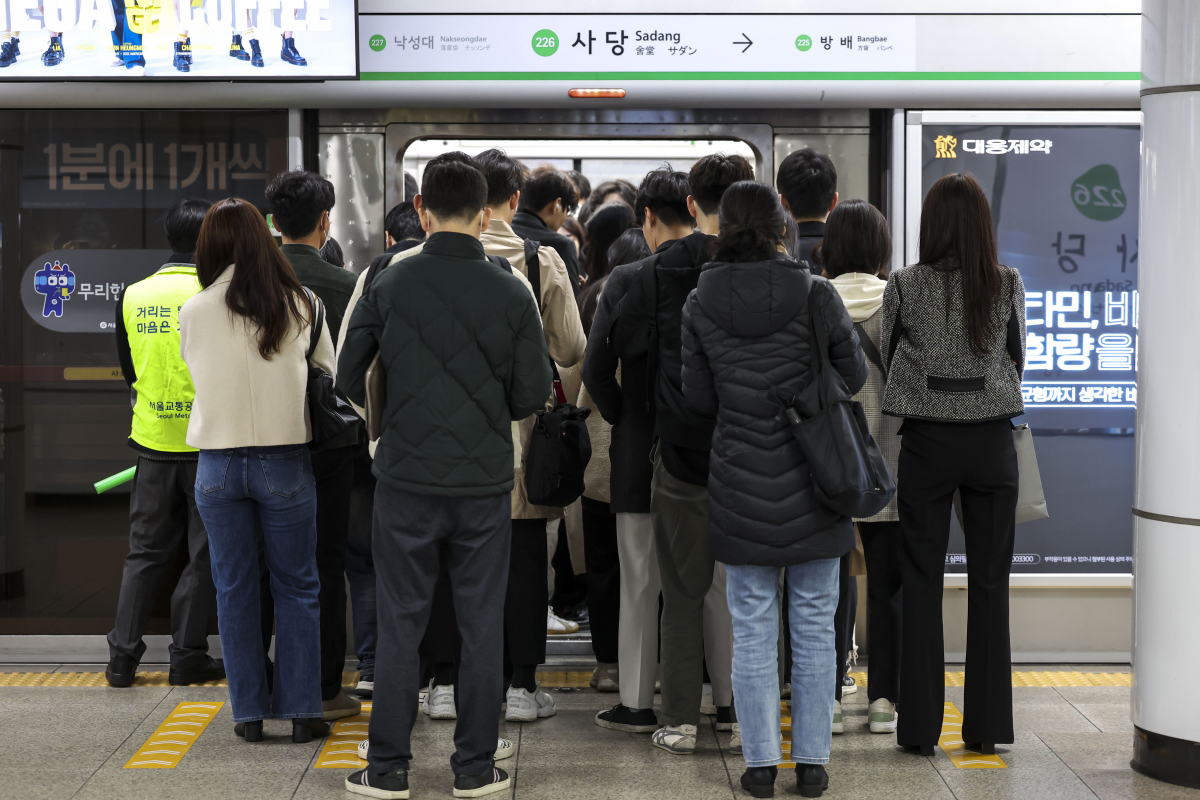 서울 지하철 <b>2호선</b> 성수역 선로전환기 장애…열차 지연 운행 중