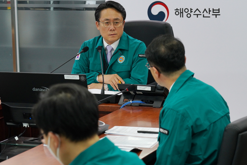 ▲강도형 해양수산부 장관이 2일 해양수산부 종합상황실에서 최근 예멘 후티 반군의 민간선박 공격으로 위기가 고조되고 있는 홍해 인근 해역에서 운항하는 우리 선박의 안전관리 상황을 점검하고 있다. (사진제공=해양수산부)