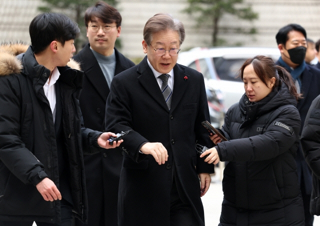 ▲이재명 더불어민주당 대표가 19일 오전 서초구 서울중앙지법에서 열린 ‘대장동 배임·성남FC 뇌물’ 관련 1심 속행공판에 출석하고 있다. (연합뉴스)