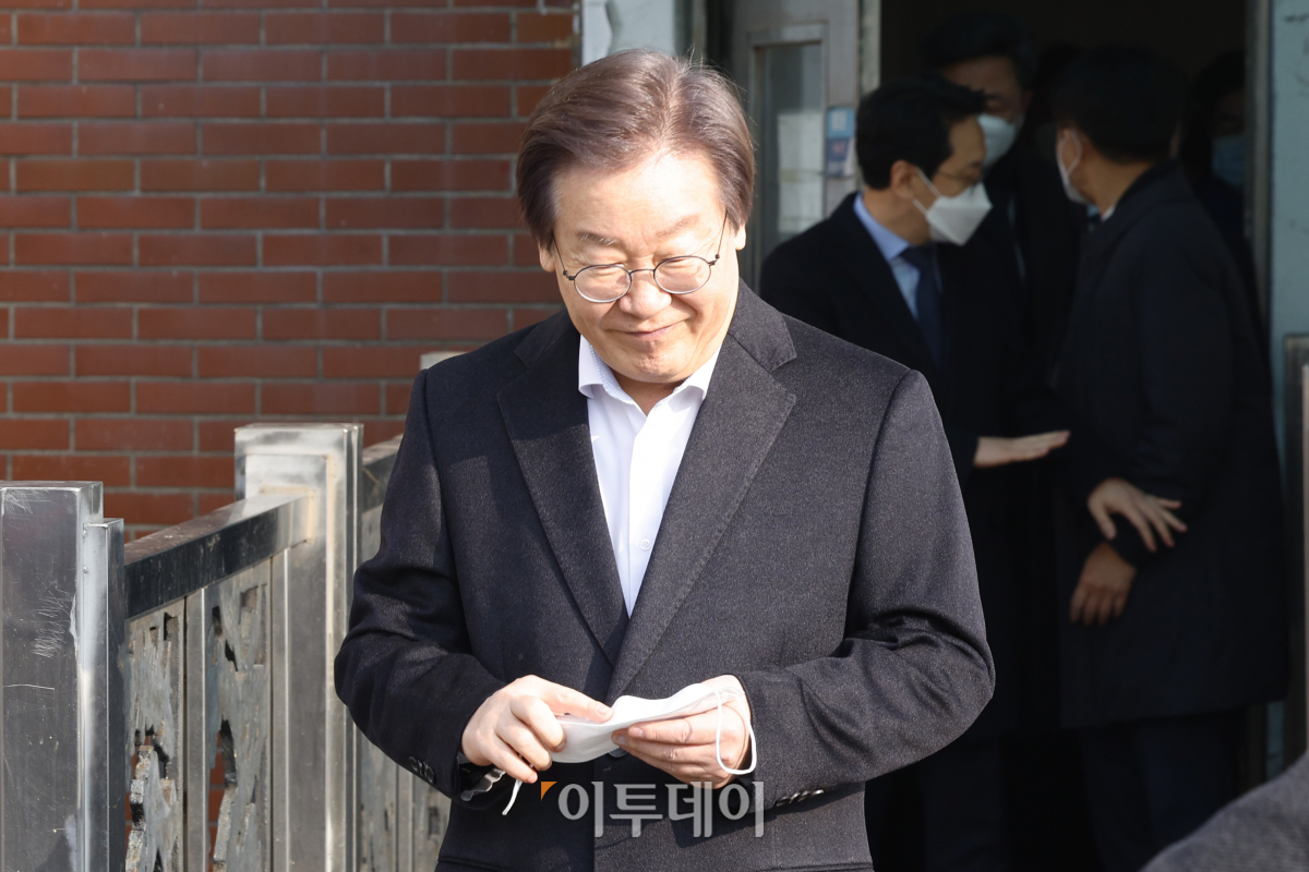 ▲이재명 더불어민주당 대표가 10일 오전 서울 종로구 서울대병원에서 퇴원하고 있다. 조현호 기자 hyunho@