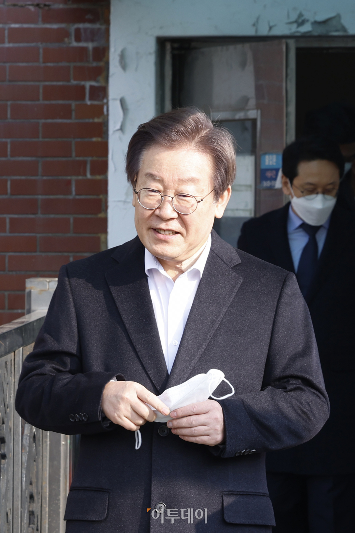 ▲이재명 더불어민주당 대표가 10일 오전 서울 종로구 서울대병원에서 퇴원하고 있다. 조현호 기자 hyunho@