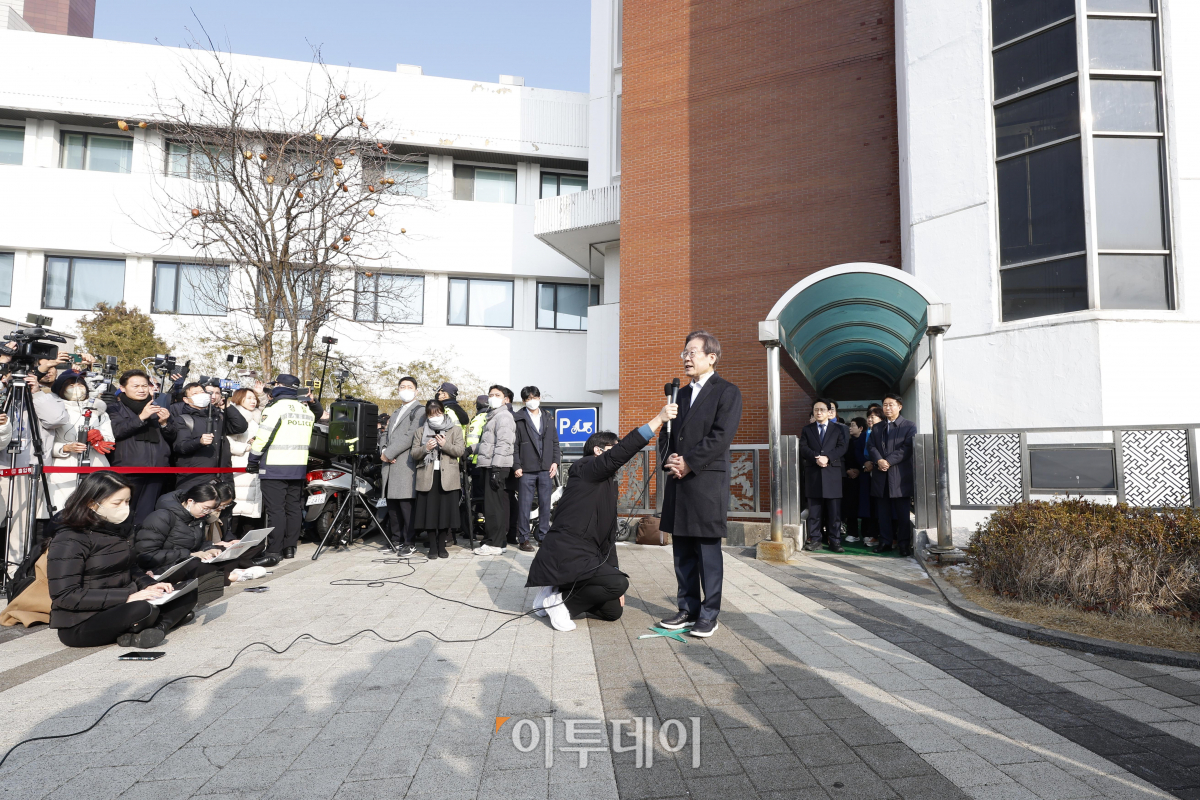 ▲흉기 피습 8일만에 입원중이던 서울대병원에서 퇴원하는 이재명 더불어민주당 대표가 10일 오전 서울 종로구 서울대병원에서 입장을 밝히고 있다. 조현호 기자 hyunho@