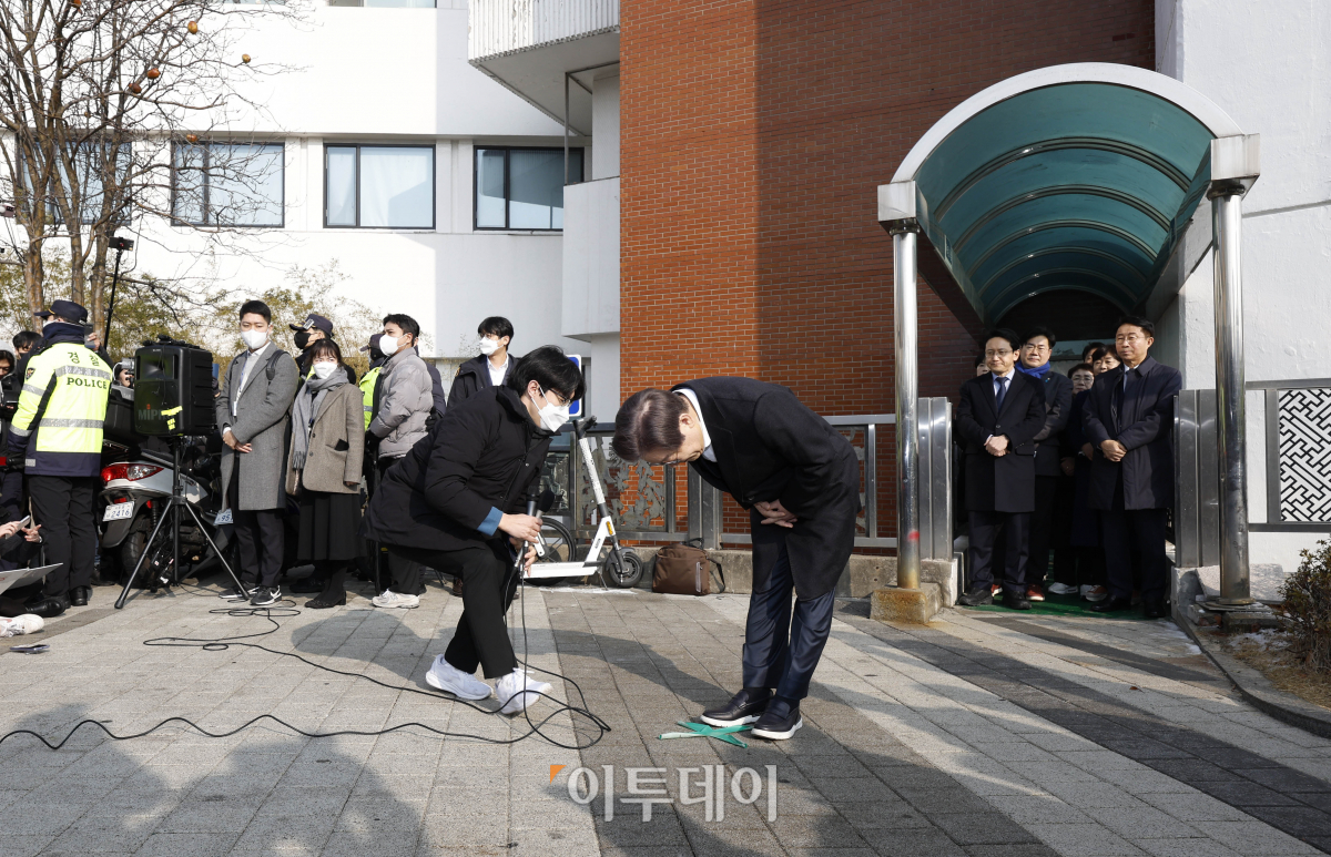 ▲흉기 피습 8일만에 입원중이던 서울대병원에서 퇴원하는 이재명 더불어민주당 대표가 10일 오전 서울 종로구 서울대병원에서 입장을 밝힌 후 지지자들에게 인사를 하고 있다. 조현호 기자 hyunho@
