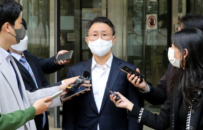 ▲ 뇌물수수 혐의로 기소됐던 김형준 전 부장검사가 2022년 11월9일 오전 서울 서초구 서울중앙지법에서 열린 1심 선고에서 무죄 판결을 받은 뒤 취재진의 질문에 답하고 있다.   (연합뉴스)