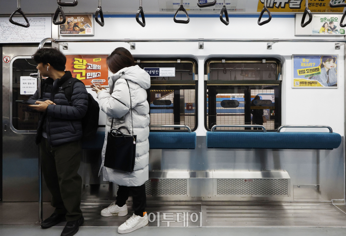 ▲의자 없는 열차 시범 운행을 시작한 10일 서울 지하철 4호선 의자 없는 칸에서 시민들이 서서 출근을 하고 있다. 서울교통공사는 이날부터 출퇴근 시간 지하철 혼잡도 완화를 위해 서울 지하철 4호선 열차 한 칸을 의자 없이 운영하는 시범 사업을 시작했다. 다만 노약자석과 임산부 배려석은 유지된다. 조현호 기자 hyunho@