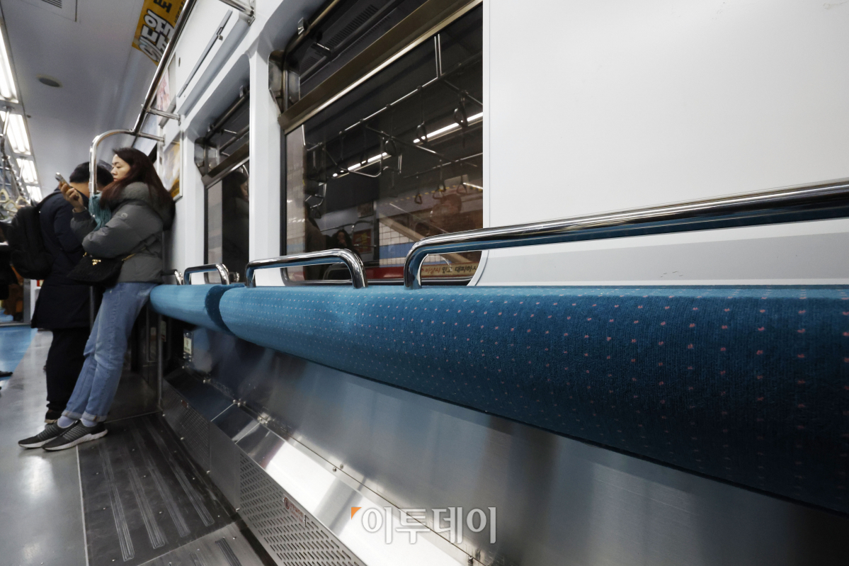 ▲의자 없는 열차 시범 운행을 시작한 10일 서울 지하철 4호선 의자 없는 칸에서 시민들이 서서 출근을 하고 있다. 서울교통공사는 이날부터 출퇴근 시간 지하철 혼잡도 완화를 위해 서울 지하철 4호선 열차 한 칸을 의자 없이 운영하는 시범 사업을 시작했다. 다만 노약자석과 임산부 배려석은 유지된다. 조현호 기자 hyunho@