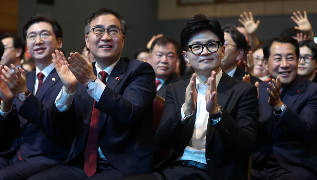 ▲한동훈 국민의힘 비상대책위원장이 10일 오전 경남 창원시 성산구 창원컨벤션센터에서 열린 '국민의힘 경남도당 신년 인사회'에 참석해 손뼉 치고 있다. (연합뉴스)