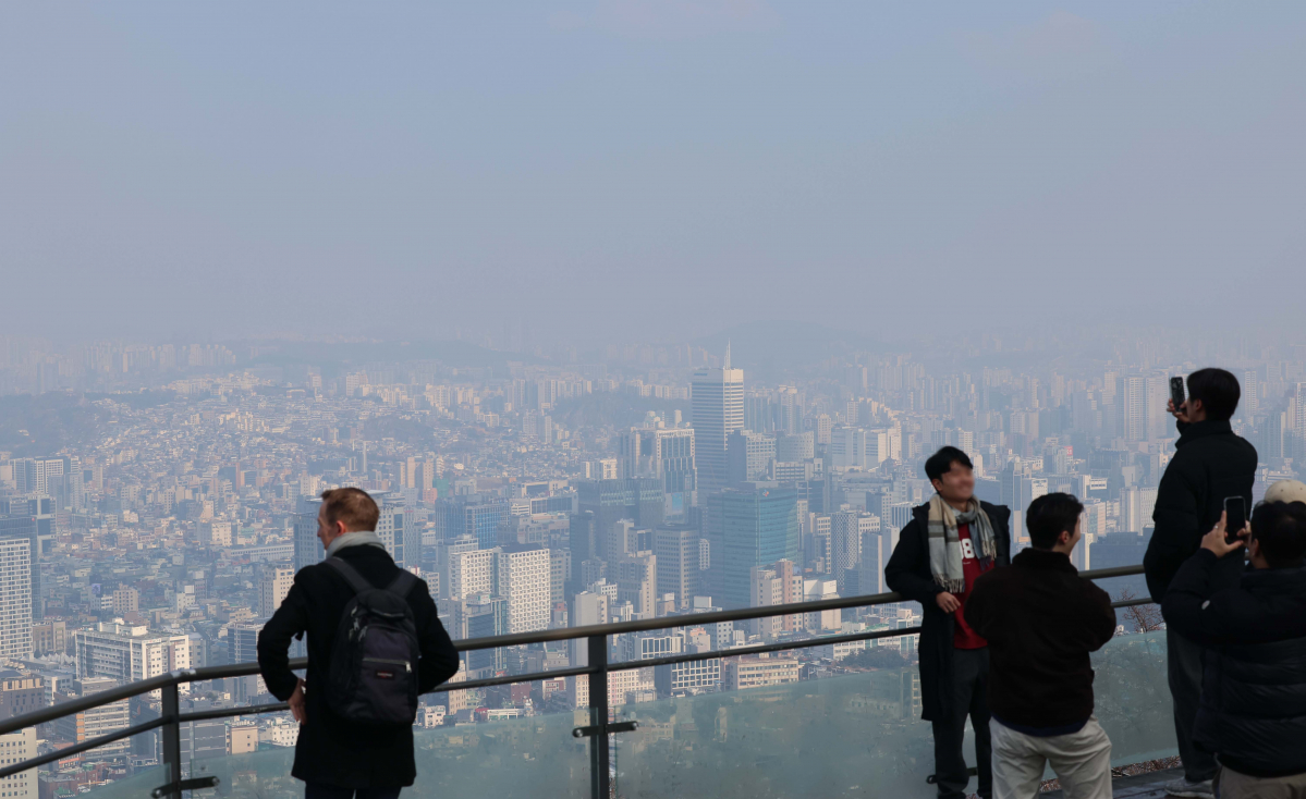 ▲중국발 스모그가 유입되면서 서쪽 지방을 중심으로 초미세먼지 농도가 ‘나쁨’ 수준을 보인 10일 서울 남산에서 바라본 도심이 뿌옇다. 신태현 기자 holjjak@