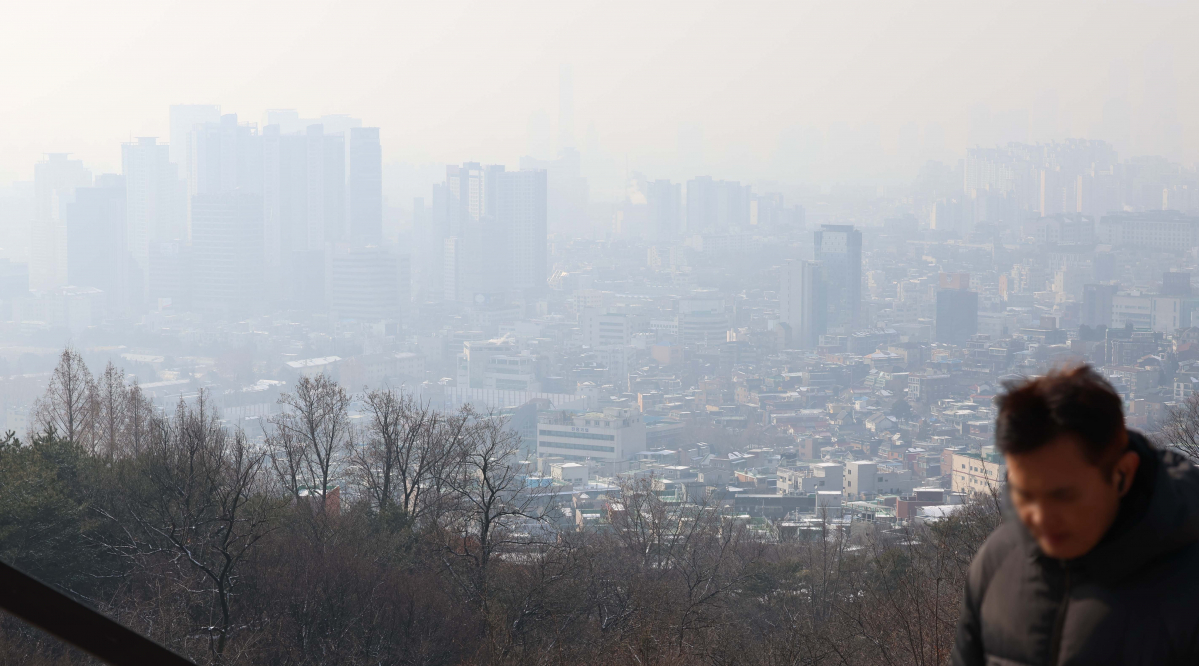 ▲중국발 스모그가 유입되면서 서쪽 지방을 중심으로 초미세먼지 농도가 ‘나쁨’ 수준을 보인 10일 서울 남산에서 바라본 도심이 뿌옇다. 신태현 기자 holjjak@