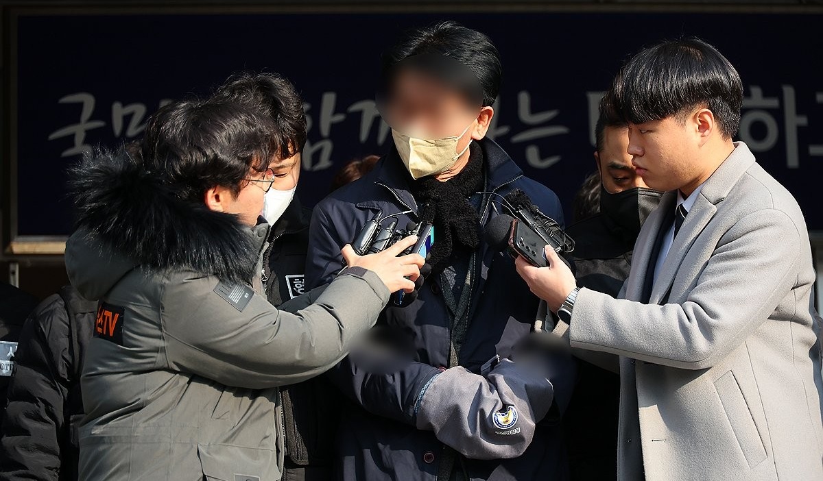 ▲ 이재명 더불어민주당 대표를 흉기로 찌른 혐의를 받는 김모 씨가 10일 오전 부산 연제경찰서에서 나와 검찰로 송치되고 있다. (연합뉴스)