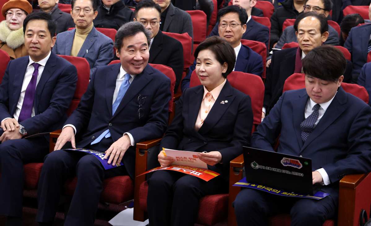 ▲[서울=뉴시스] 추상철 기자 = 이준석(오른쪽부터) 전 국민의힘 당 대표와 양향자 한국의희망 대표, 이낙연 전 더불어민주당 대표, 금태섭 새로운선택 공동대표가 9일 오전 서울 여의도 국회에서 열린 양향자 한국의희망 대표 출판기념회에서 참석해 있다. 2024.01.09. scchoo@newsis.com