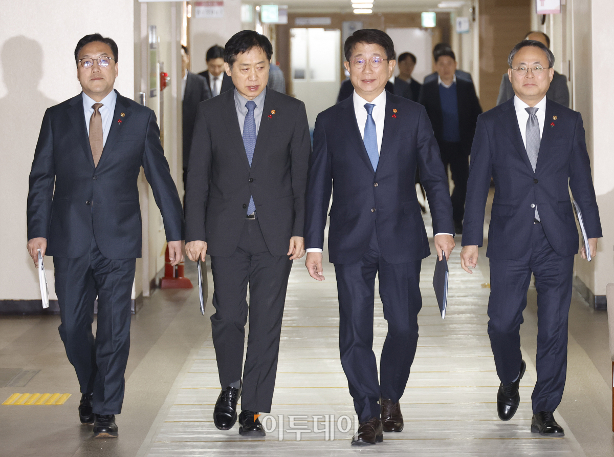 ▲박상우 국토교통부 장관이 10일 서울 종로구 정부서울청사에서 "국민과 함께 하는 민생토론회(주택분야)" 및 관련 주요정책 계획 관련 브리핑을 위해 국무위원들과 함께 입장하고 있다. 왼쪽부터 김병환 기획재정부 제1차관, 김주현 금융위원장, 박 장관, 고기동 행정안전부 차관. 조현호 기자 hyunho@