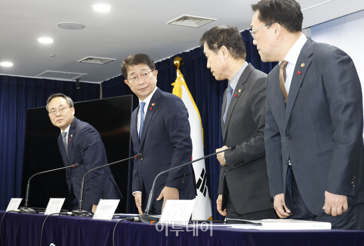 ▲박상우 국토교통부 장관이 10일 서울 종로구 정부서울청사에서 '국민과 함께 하는 민생토론회(주택분야)' 및 관련 주요정책 계획 관련 브리핑을 위해 국무위원들과 함께 입장하고 있다. 왼쪽부터 고기동 행정안전부 차관, 박 장관, 김주현 금융위원장, 김병환 기획재정부 제1차관. 조현호 기자 hyunho@