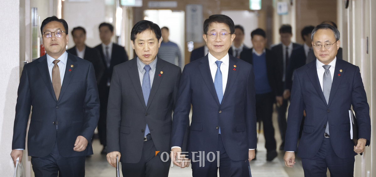 ▲박상우 국토교통부 장관이 10일 서울 종로구 정부서울청사에서 "국민과 함께 하는 민생토론회(주택분야)" 및 관련 주요정책 계획 관련 브리핑을 위해 국무위원들과 함께 입장하고 있다. 왼쪽부터 김병환 기획재정부 제1차관, 김주현 금융위원장, 박 장관, 고기동 행정안전부 차관. 조현호 기자 hyunho@