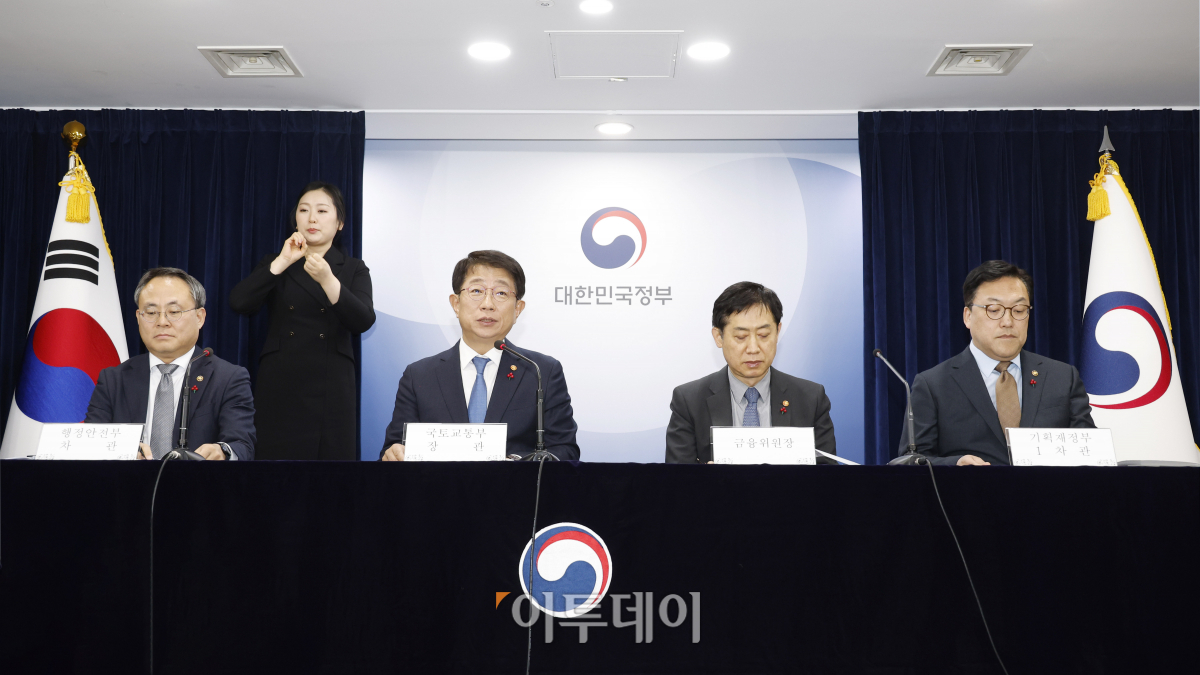 ▲박상우 국토교통부 장관이 10일 서울 종로구 정부서울청사에서 '국민과 함께 하는 민생토론회(주택분야)' 및 관련 주요정책 계획 관련 브리핑을 하고 있다. 조현호 기자 hyunho@