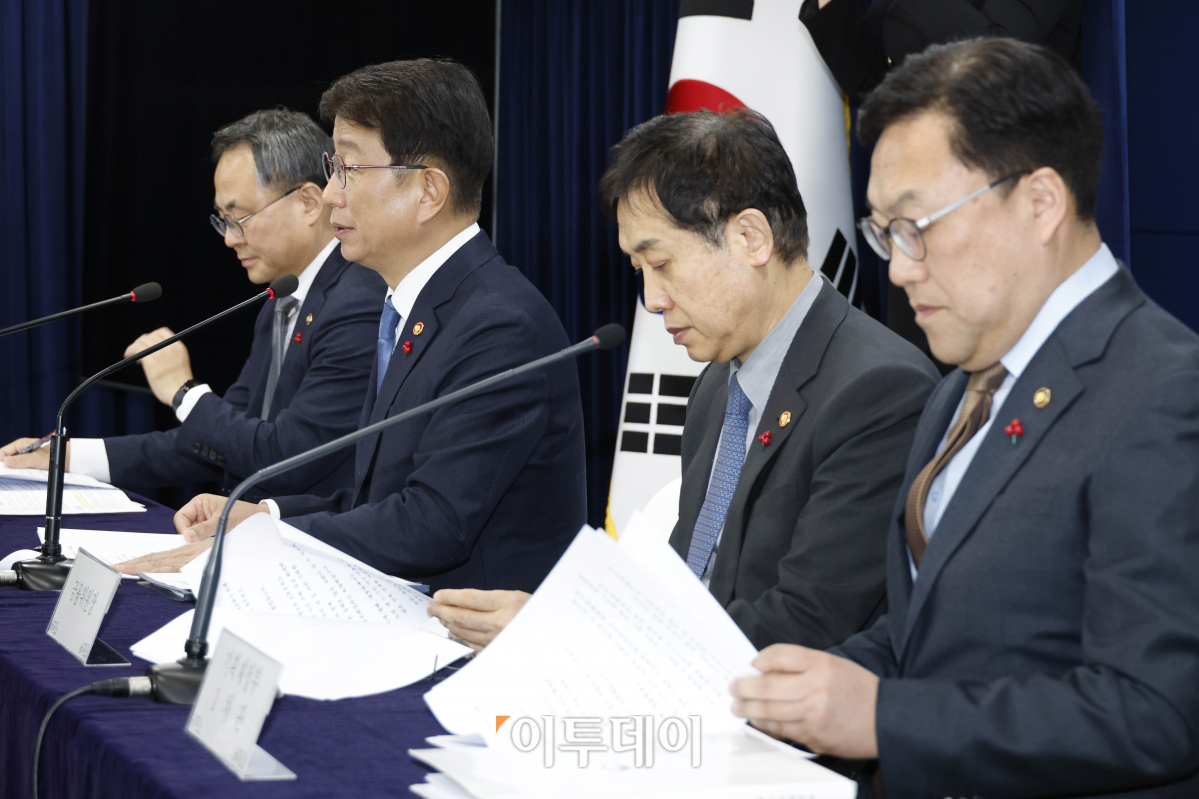 ▲박상우 국토교통부 장관이 10일 서울 종로구 정부서울청사에서 '국민과 함께 하는 민생토론회(주택분야)' 및 관련 주요정책 계획 관련 브리핑을 하고 있다. 조현호 기자 hyunho@