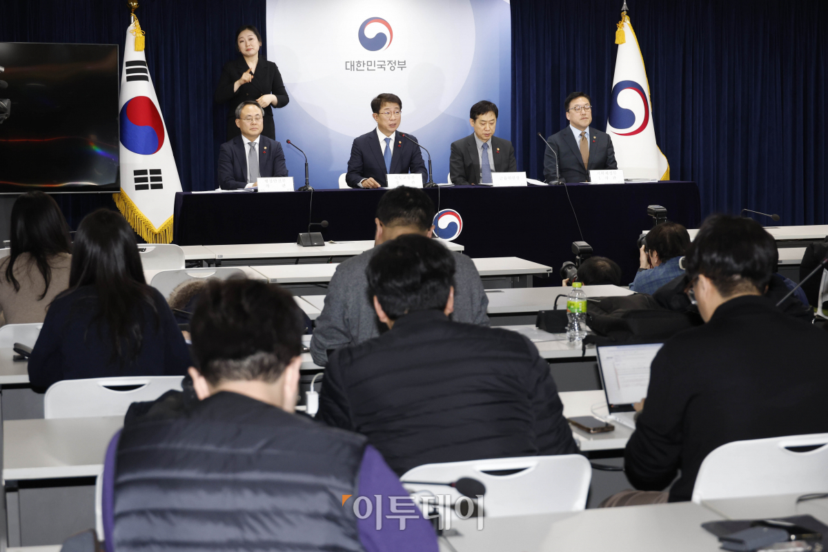 ▲박상우 국토교통부 장관이 10일 서울 종로구 정부서울청사에서 '국민과 함께 하는 민생토론회(주택분야)' 및 관련 주요정책 계획 관련 브리핑을 하고 있다. 조현호 기자 hyunho@