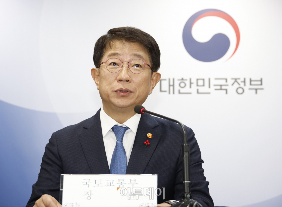 ▲박상우 국토교통부 장관이 10일 서울 종로구 정부서울청사에서 '국민과 함께 하는 민생토론회(주택분야)' 및 관련 주요정책 계획 관련 브리핑을 하고 있다. 조현호 기자 hyunho@