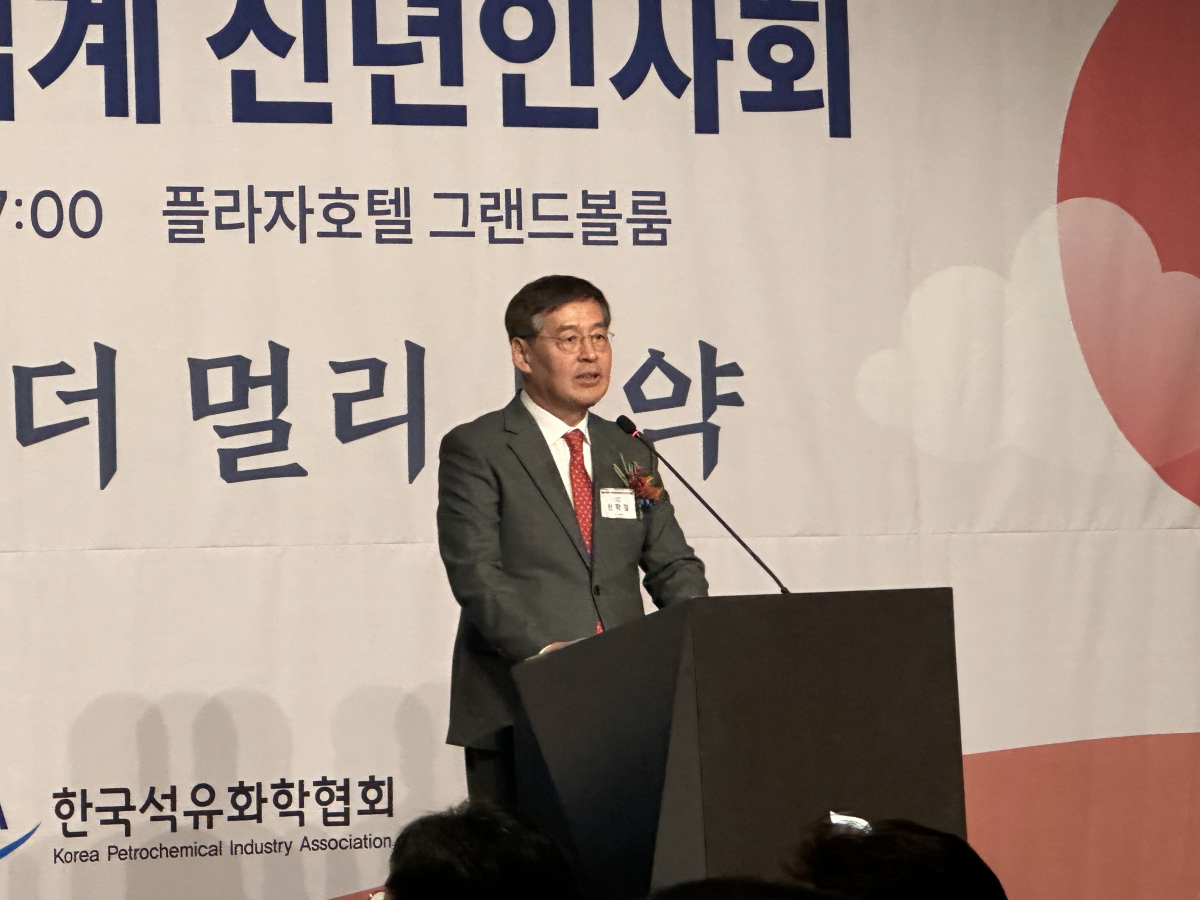 ▲신학철 LG화학 부회장(한국석유화학협회장)이 10일 서울 플라자호텔에서 열린 '2024년도 석유화학업계 신년인사회'에서 신년사를 하고 있다. (김민서 기자 viajeporlune@)