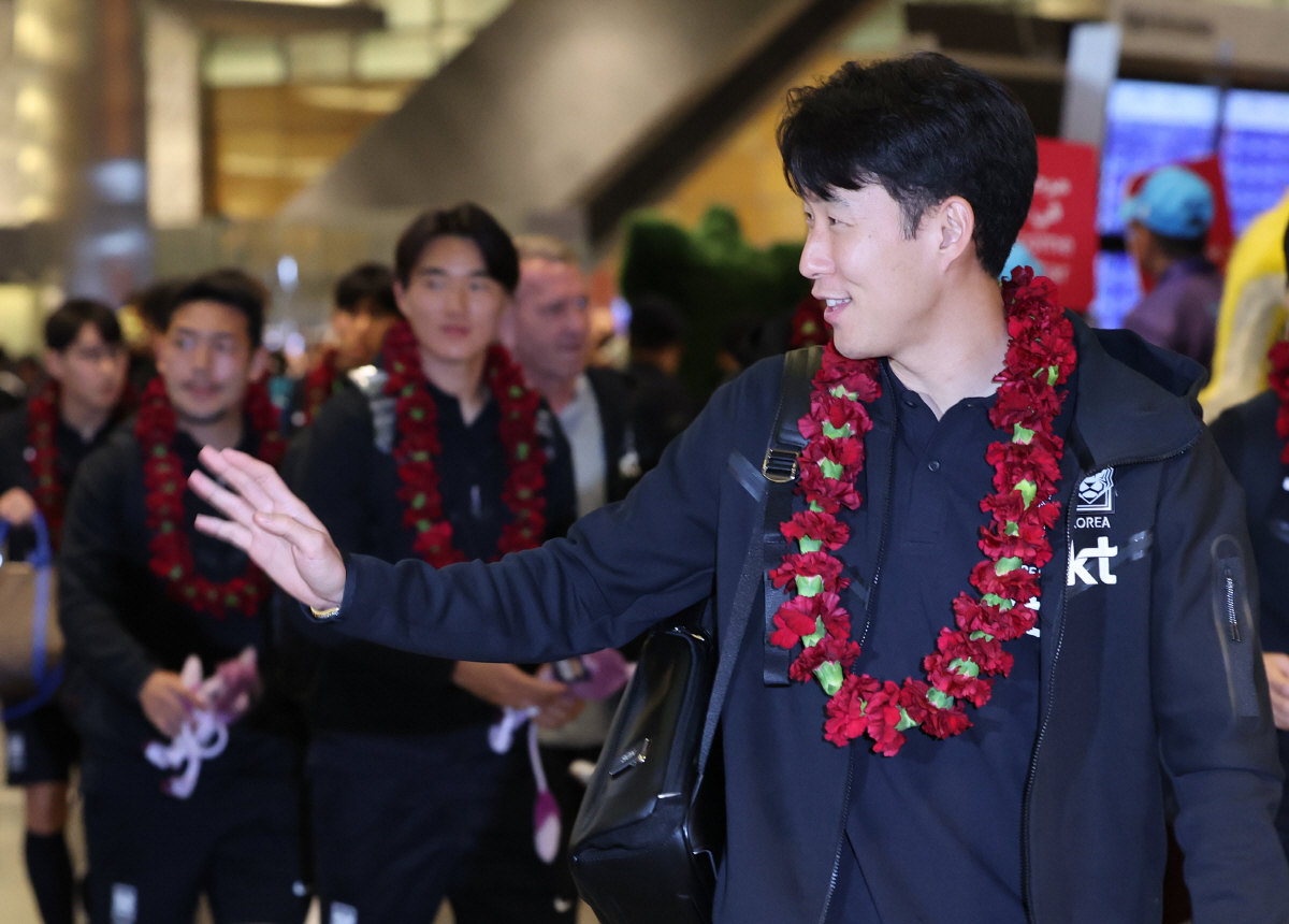 ▲손흥민 등 대한민국 축구 국가대표팀이 10일(현지시각) 카타르 도하 하마드 국제공항 입국장으로 들어오며 팬들을 향해 손을 흔들고 있다. (뉴시스)
