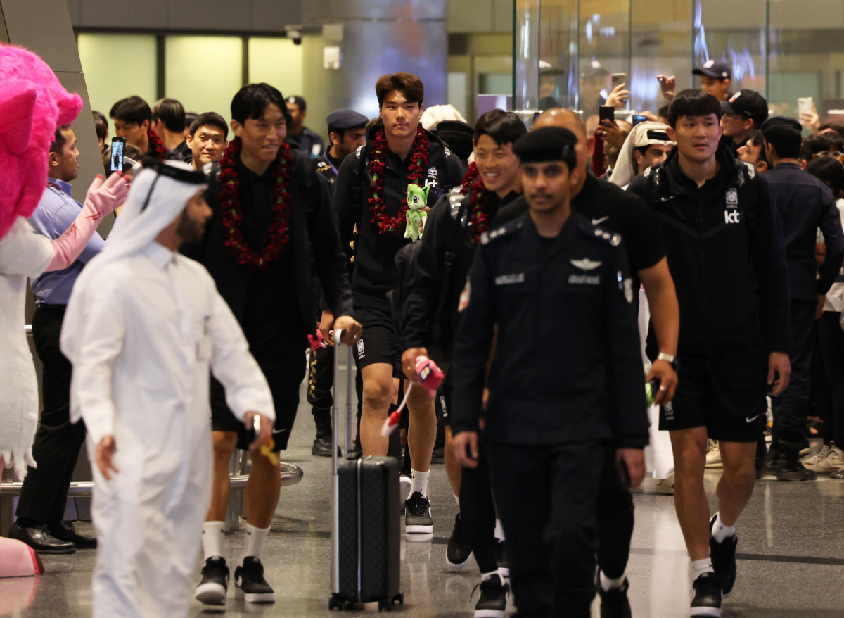 ▲손흥민 등 대한민국 축구 국가대표팀이 10일(현지시각) 카타르 도하 하마드 국제공항 입국장으로 들어오며 팬들을 향해 손을 흔들고 있다. (뉴시스)
