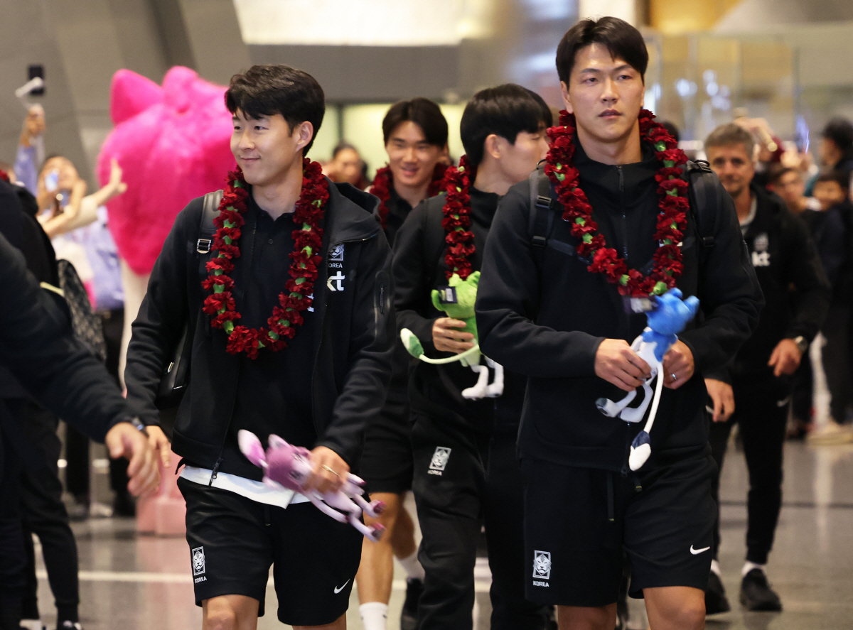 ▲손흥민 등 대한민국 축구 국가대표팀이 10일(현지시각) 카타르 도하 하마드 국제공항 입국장으로 들어오며 팬들을 향해 손을 흔들고 있다. (뉴시스)
