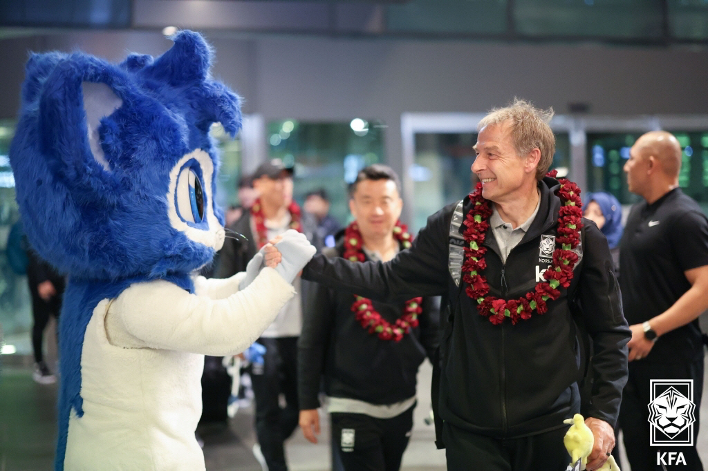 ▲2023 아시아축구연맹(AFC) 카타르 아시안컵에 출전하는 한국 축구 국가대표팀의 위르겐 클린스만 감독이 10일(현지시간) 카타르 도하 하마드 국제공항을 통해 입국하며 대회 마스코트와 하이파이브를 하고 있다. (사진제공=대한축구협회)
