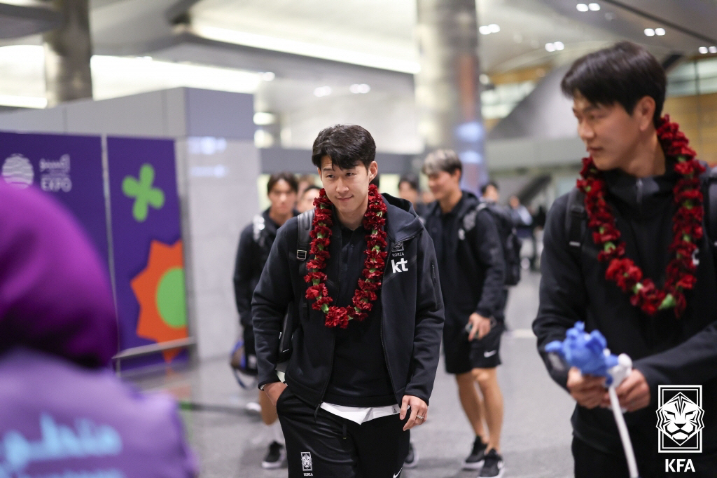 ▲2023 아시아축구연맹(AFC) 카타르 아시안컵에 출전하는 한국 축구 국가대표팀의 손흥민이 10일(현지시간) 카타르 도하 하마드 국제공항을 통해 입국하고 있다. (사진제공=대한축구협회)

